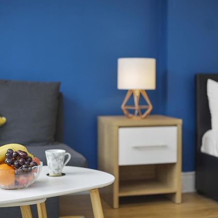 Studio Apartment By Homely Stays London Bagian luar foto