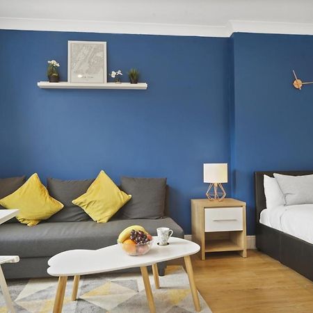 Studio Apartment By Homely Stays London Bagian luar foto