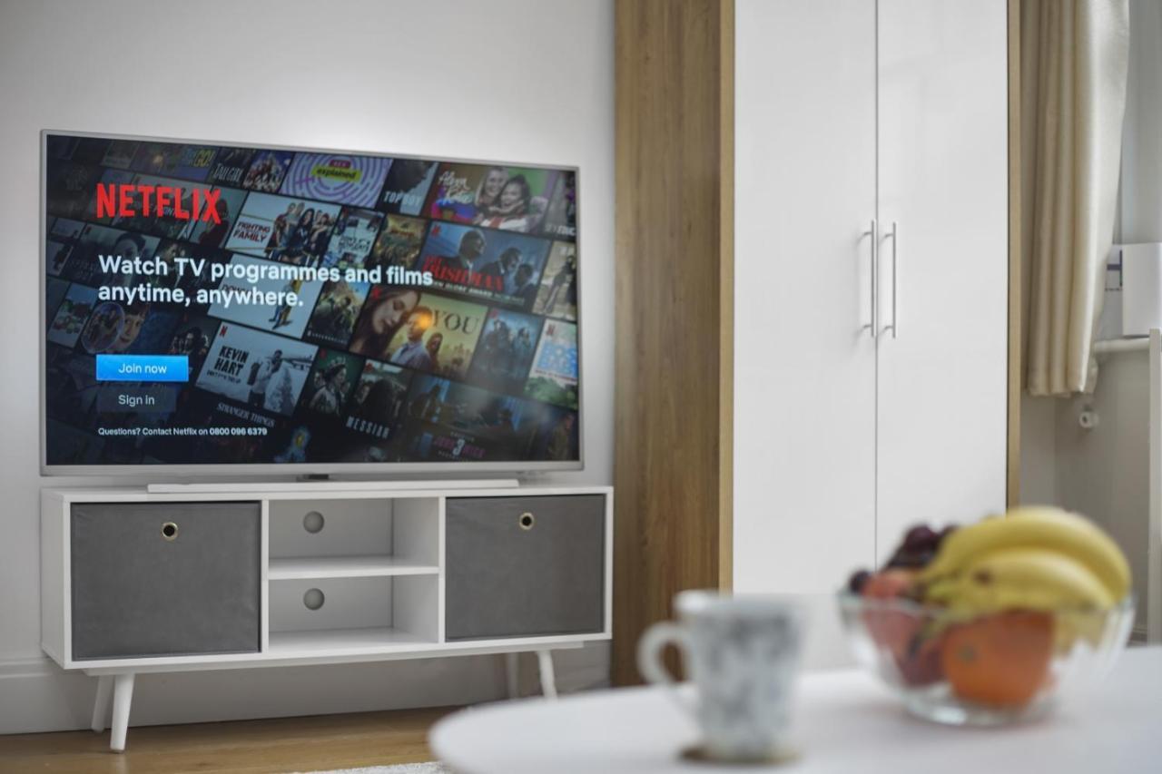 Studio Apartment By Homely Stays London Bagian luar foto