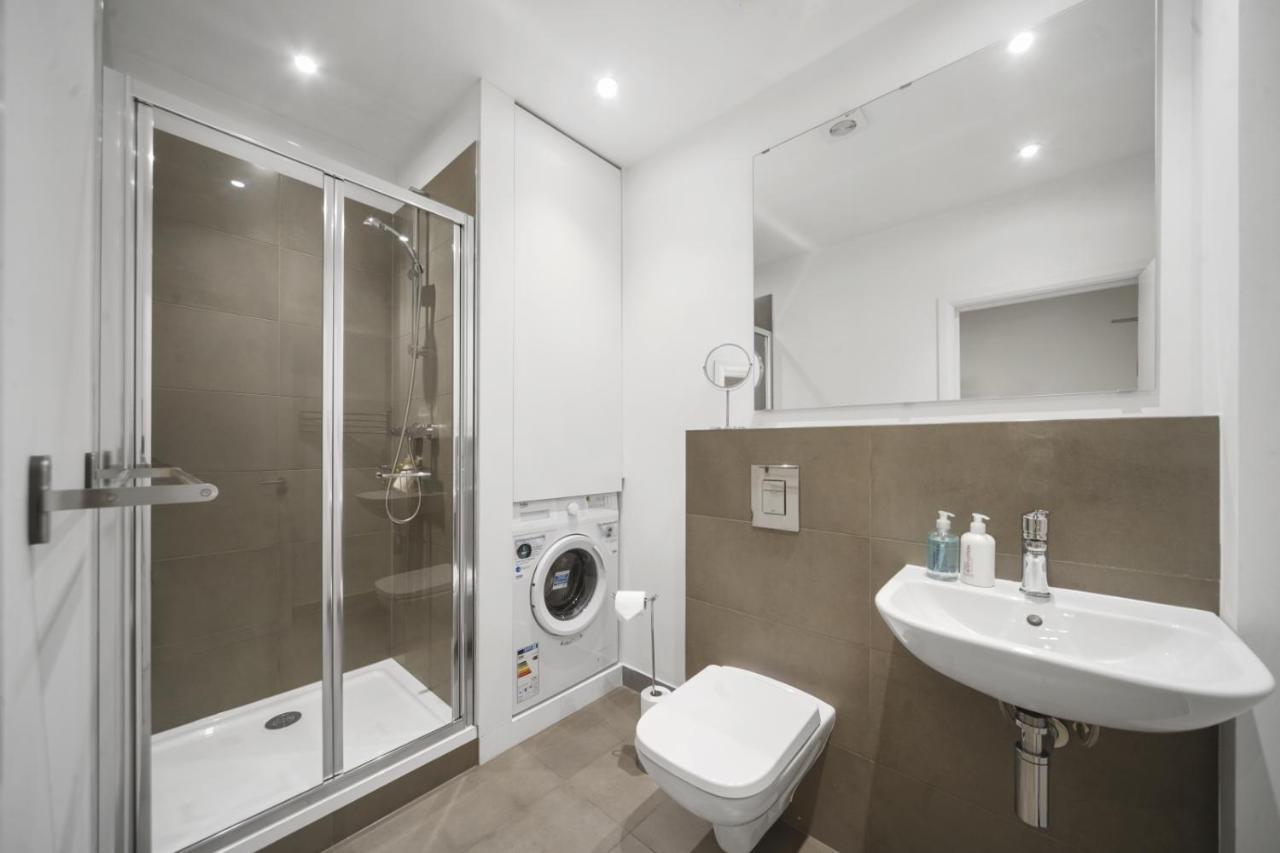 Studio Apartment By Homely Stays London Bagian luar foto